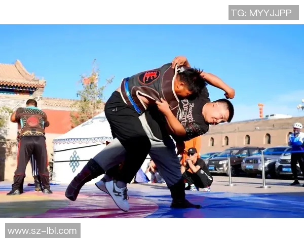 足球巨星跨界挑战摔跤场展现全新魅力与激情的精彩对决