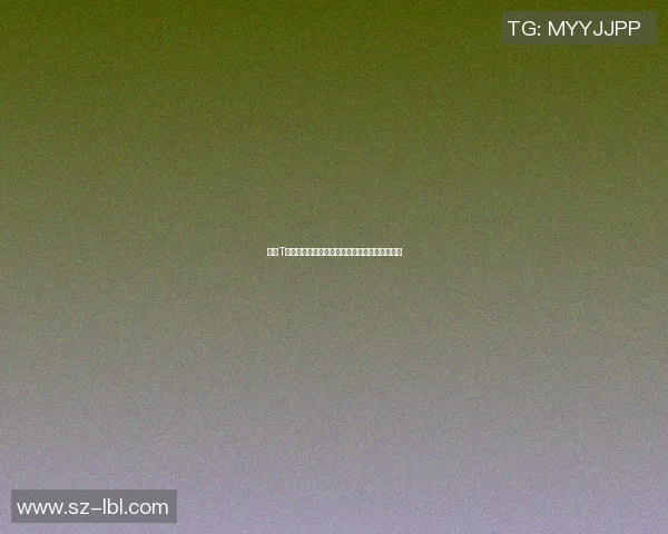 手绘T恤展现足球明星魅力女孩的时尚风采与个性表达