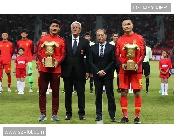 黄色战袍中的足球明星是谁他在赛场上的传奇故事与成就揭秘